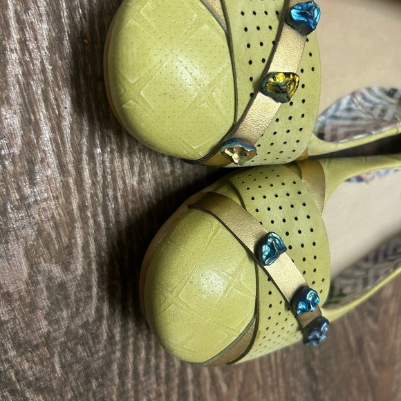 MJUS NWOT 9.5 green/Yellow Flats with Perforated Upper and jewelled toes so cute - Picture 3 of 10